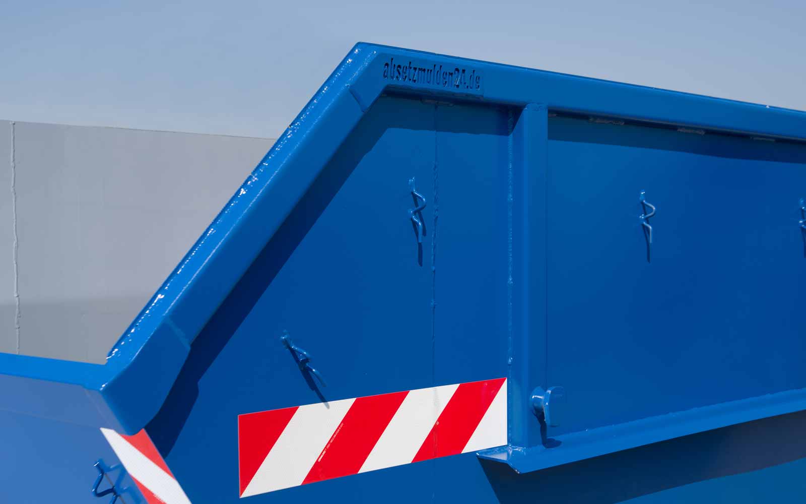 Blauer Abrollcontainer