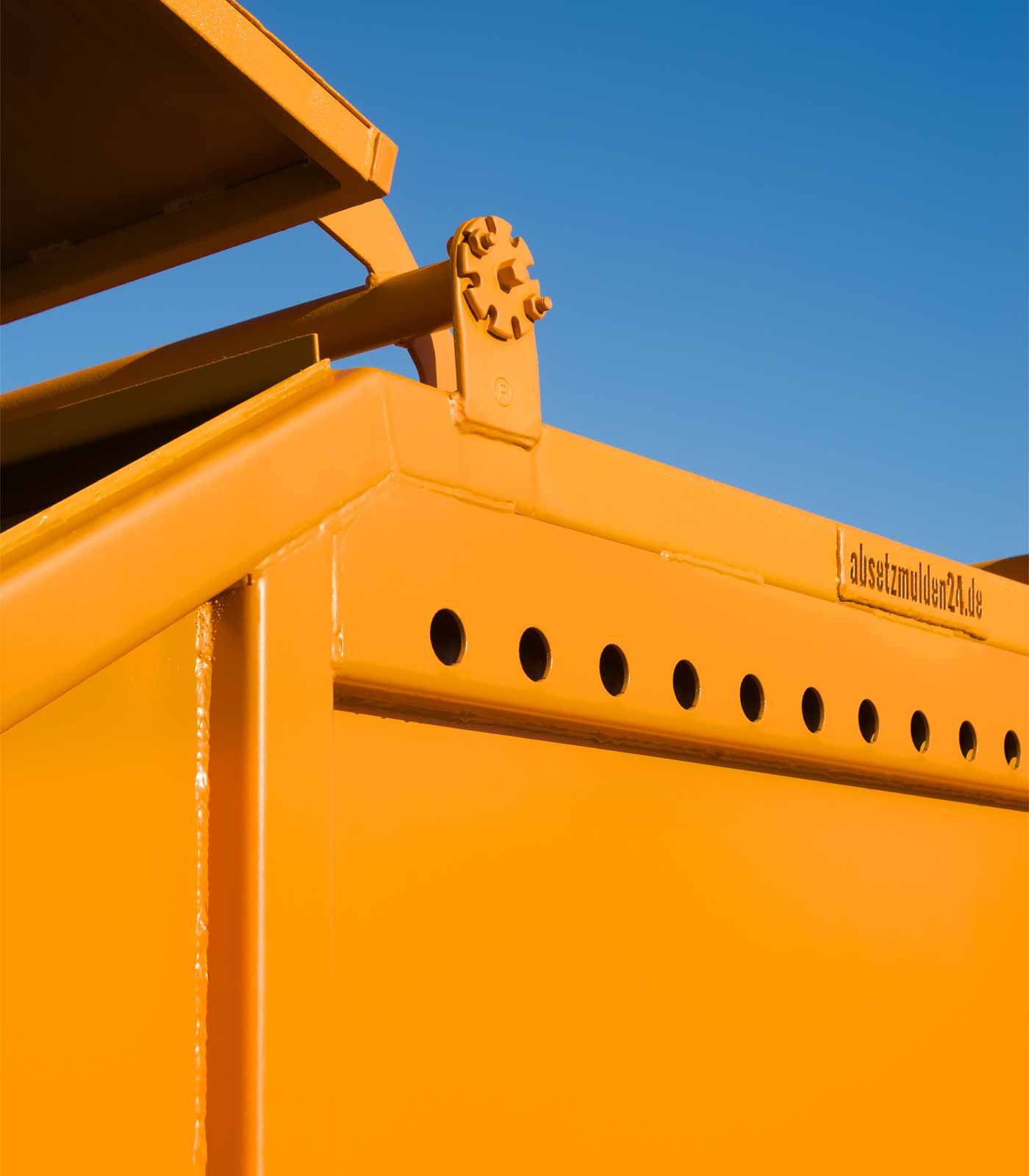 Detail einer orangefarbenen Mulde