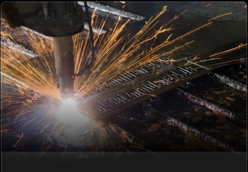 Funken bei präziser Metallbearbeitung